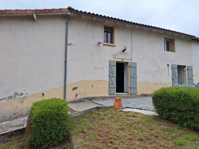 2 Bedroom(s) - 1 Bathroom(s) - 987m² land for sale in Charente, Poitou-Charentes, France - FrenchPropertyPortal.com Delightful renovated country home for sale for 136,250€ in Charente, Poitou-Charentes