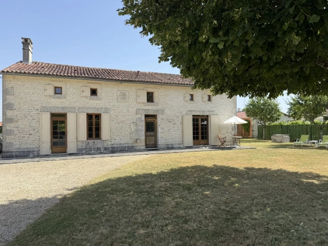5 Bedroom(s) - 2 Bathroom(s) - 1,270m² land for sale in Charente-Maritime, Poitou-Charentes, France - FrenchPropertyPortal.com Charming 5 bed stone Charentaise House for sale for 267,500€ in Charente-Maritime, Poitou-Charentes
