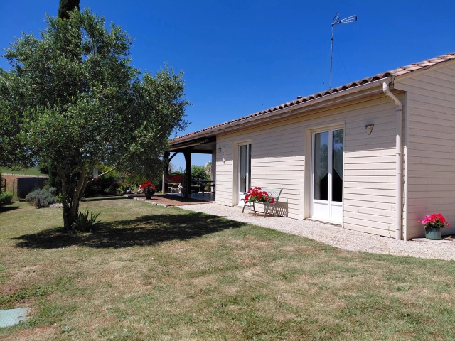 3 Bedroom(s) - 1 Bathroom(s) - 1,200m² land for sale in Dordogne, Aquitaine, France - FrenchPropertyPortal.com Single-storey house with double garage, workshop and 1200 m² of land for sale for 222,560€ in Dordogne, Aquitaine