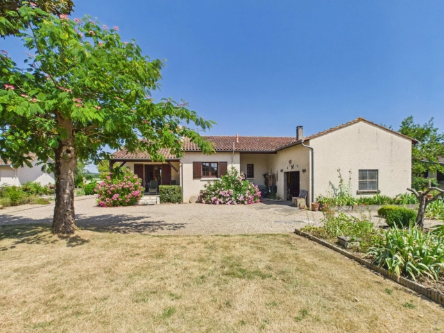 Pretty 3 bed single storey home for sale for 199,900&euro; in Gironde, Aquitaine