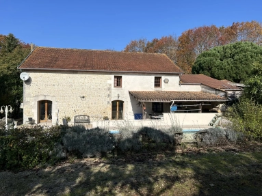 Large Detached House, Pool, 3 Bed Guest house and 3 Hectares for sale for 371,000&euro; in Charente, Poitou-Charentes