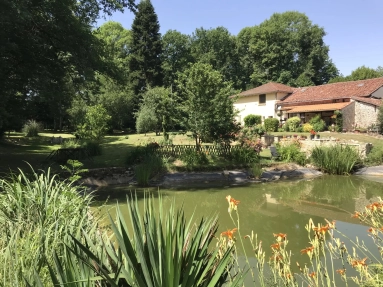 Traditional stone cottage located in a small hamlet for sale for 268,950&euro; in Charente, Poitou-Charentes
