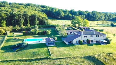 9 Bedroom(s) - 7 Bathroom(s) - 70,595m² land for sale in Dordogne, Aquitaine, France - FrenchPropertyPortal.com Beautiful property with swimming pool in the Perigord Noir for sale for 1,105,300€ in Dordogne, Aquitaine