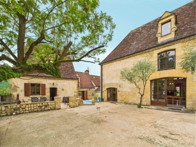 7 Bedroom(s) - 7 Bathroom(s) - 706m² land for sale in Dordogne, Aquitaine, France - FrenchPropertyPortal.com A picturesque ensemble of properties nestled in the heart of the Périgord Noir close to Beynac for sale for 495,000€ in Dordogne, Aquitaine