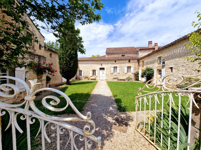 Stunning property  with two swimming Pools on the Banks of the River Lot for sale for 1,175,000&euro; in Lot, Midi-Pyrénées