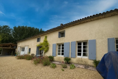 Chocolate-box cottage with lovely garden for sale for 249,000&euro; in Charente-Maritime, Poitou-Charentes