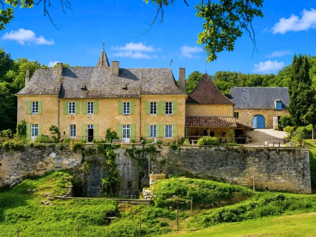 Magnificent countryside chateau, set in a private valley location for sale for 2,010,585&euro; in Dordogne, Aquitaine