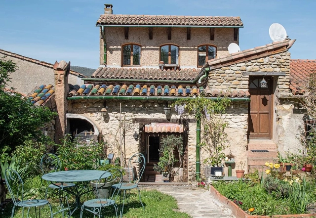 5 Bedroom(s) - 3 Bathroom(s) - 405m² land for sale in Aude, Languedoc-Roussillon, France - FrenchPropertyPortal.com A unique 'arty' and beautiful property in a glorious location for sale for 275,000€ in Aude, Languedoc-Roussillon