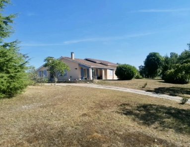 Modern single-storey property on large plot for sale for 318,000&euro; in Dordogne, Aquitaine