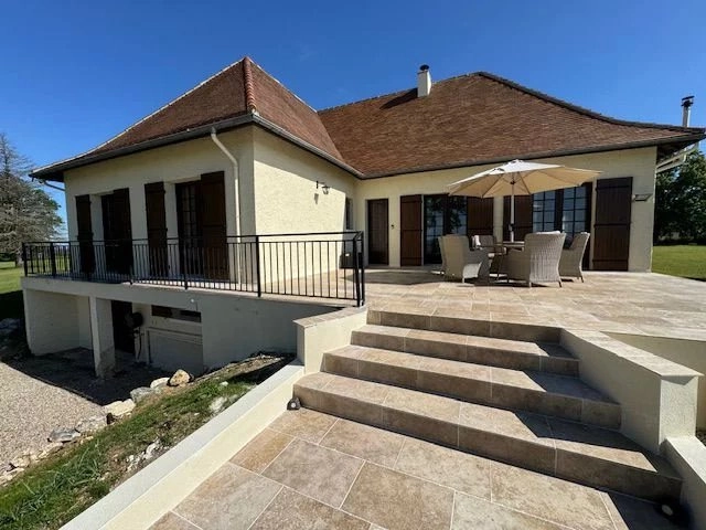 5 Bedroom(s) - 5 Bathroom(s) - 13,274m² land for sale in Dordogne, Aquitaine, France - FrenchPropertyPortal.com A beautifully renovated, 5 bed/5 bath home offering spacious living, excellent potential and outstanding views for sale for 662,500€ in Dordogne, Aquitaine