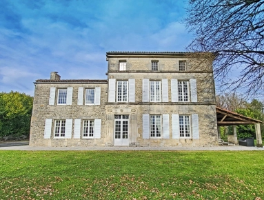 Elegant Charentaise manor house with heated swimming pool for sale for 472,500&euro; in Charente, Poitou-Charentes