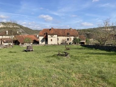 Unique in the Célé valley sector: Magnificent former farm with pigeonnier to renovate completely, set in 1,9 hectares with rural views for sale for 250,000&euro; in Lot, Midi-Pyrénées