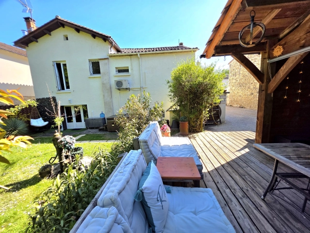 EYMET - Charming Renovated Bastide Home with Garden and Parking for sale for 299,950&euro; in Dordogne, Aquitaine