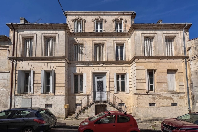 Elegant period property with five guest houses in the heart of this riverside market town. for sale for 665,000&euro; in Charente, Poitou-Charentes