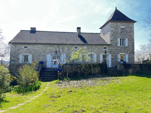 Impressive maison de maître with two barns, cazelle, and bread oven close to Saint-Cirq-Lapopie for sale for 325,000&euro; in Lot, Midi-Pyrénées