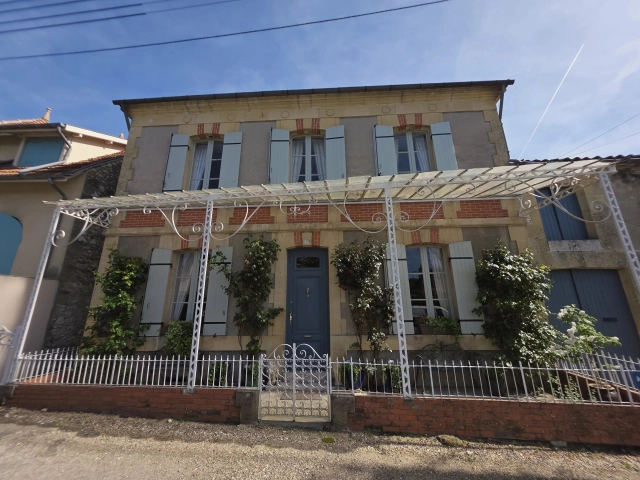 Fabulous detached house in one of the most charming towns in the Dordogne for sale for 347,680&euro; in Dordogne, Aquitaine