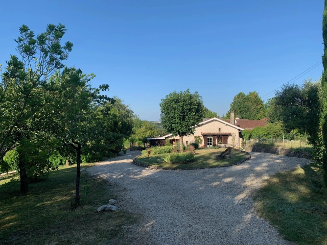 5 Bedroom(s) - 3 Bathroom(s) - 7,142m² land for sale in Charente, Poitou-Charentes, France - FrenchPropertyPortal.com Beautifully presented 3 bed House, 2 Bed Guest House, Pool, and Barn for sale for 386,900€ in Charente, Poitou-Charentes