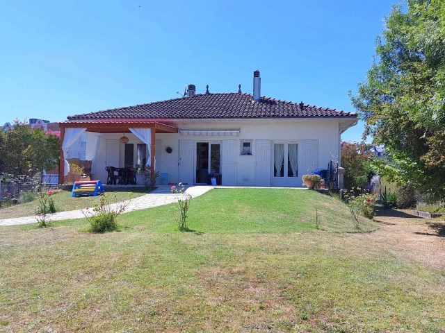 5 Bedroom(s) - 3 Bathroom(s) - 3,095m² land for sale in Charente-Maritime, Poitou-Charentes, France - FrenchPropertyPortal.com 3 bed house plus 2 independent guest accommodations for sale for 349,800€ in Charente-Maritime, Poitou-Charentes