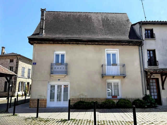 Charming Village House with Potential, Walking Distance to Shops – Allemans-du-Dropt for sale for 147,150&euro; in Lot-et-Garonne, Aquitaine