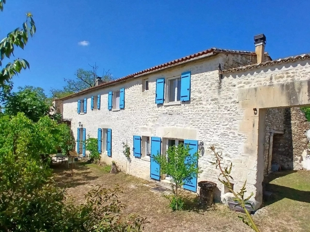 Charming stone cottage with swimming pool and large outbuildings for sale for 440,000&euro; in Charente, Poitou-Charentes
