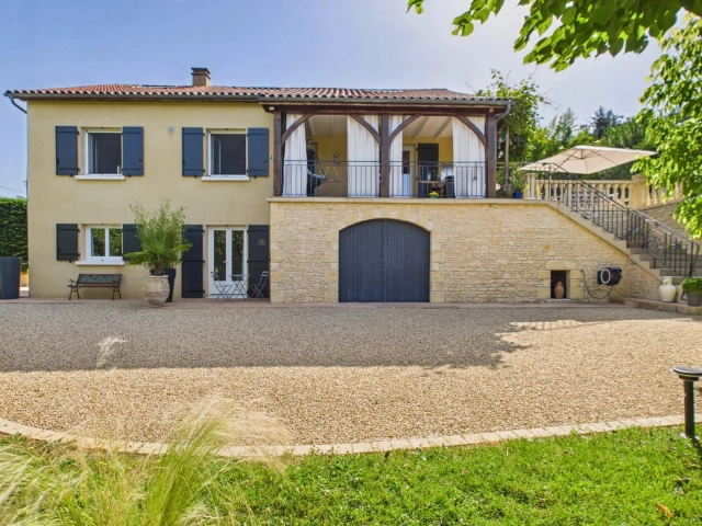 6 Bedroom(s) - 2 Bathroom(s) - 1,500m² land for sale in Dordogne, Aquitaine, France - FrenchPropertyPortal.com Beautifully presented 5 bed house with pool, guest apartment and garage near Sarlat for sale for 572,400€ in Dordogne, Aquitaine