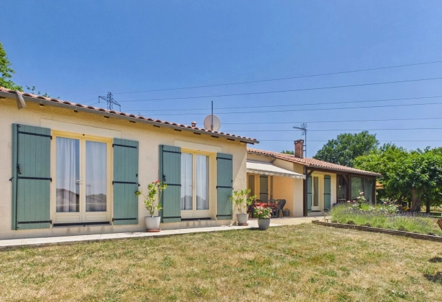 3 Bedroom(s) - 1 Bathroom(s) - 4,171m² land for sale in Dordogne, Aquitaine, France - FrenchPropertyPortal.com Pretty 3 bedroom bungalow with large garden in super location. for sale for 239,300€ in Dordogne, Aquitaine