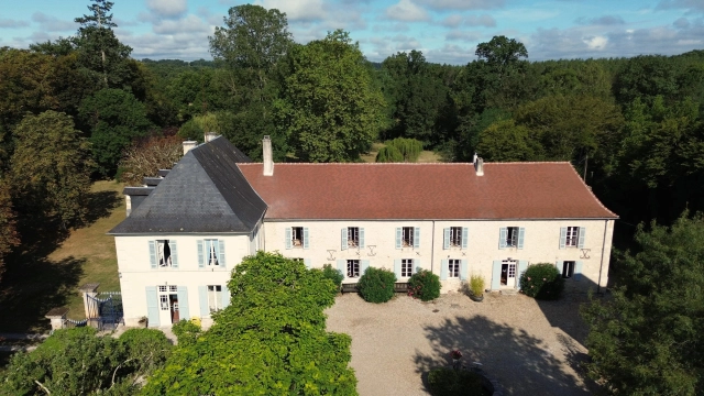 Chateau 10 minutes from Bergerac with guest and caretaker accommodation, pool, tennis court and outbuilding for sale for 995,000&euro; in Dordogne, Aquitaine