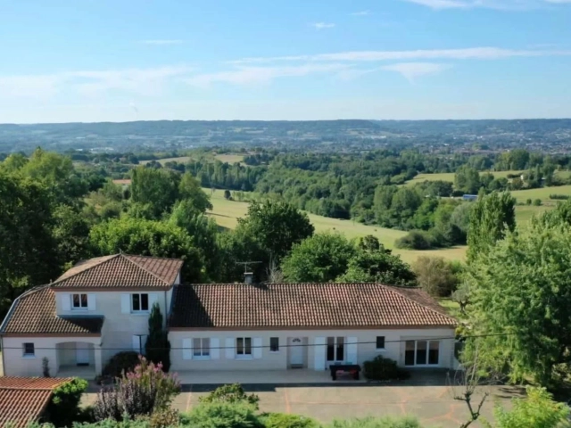 5 Bedroom(s) - 2 Bathroom(s) - 4,927m² land for sale in Lot-et-Garonne, Aquitaine, France - FrenchPropertyPortal.com Large property with pool and superb views for sale for 420,000€ in Lot-et-Garonne, Aquitaine