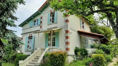 4 Bedroom(s) - 3 Bathroom(s) - 1,530m² land for sale in Dordogne, Aquitaine, France - FrenchPropertyPortal.com 4 bedroom house with pool, on edge of market town for sale for 249,500€ in Dordogne, Aquitaine