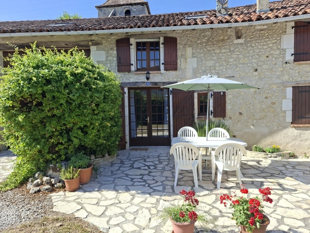 Pretty 2 bedroom house on a village Copropriété for sale for 130,000&euro; in Charente, Poitou-Charentes