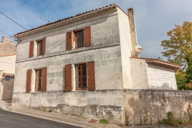 Traditional village house in a popular village for sale for 149,000&euro; in Charente, Poitou-Charentes