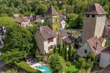 Rare in the secteur: Medieval watchtower and cottage with swimming pool in the heart of the Causses du Quercy for sale for 550,000&euro; in Lot, Midi-Pyrénées