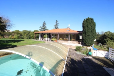 Detached three bedroom house with one bedroom studio apartment, swimming pool and large plot for sale for 267,500&euro; in Charente, Poitou-Charentes