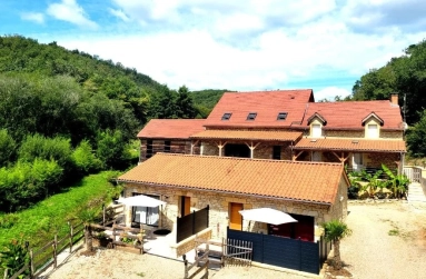 Luxury stone property with revenue potential near Beynac for sale for 990,000&euro; in Dordogne, Aquitaine