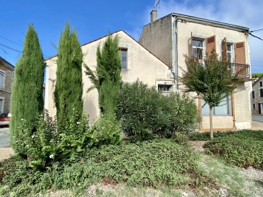 Spacious townhouse in need of refreshing, featuring a small garden and outbuilding for sale for 125,000&euro; in Lot-et-Garonne, Aquitaine