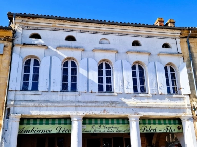Charming building with commercial space for sale for 398,000&euro; in Gironde, Aquitaine