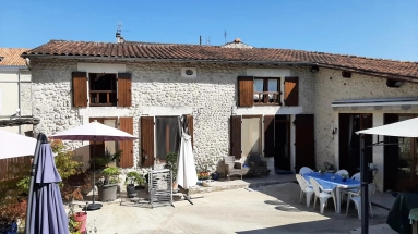 3 bedroom house in the centre of a market town for sale for 249,750&euro; in Charente, Poitou-Charentes