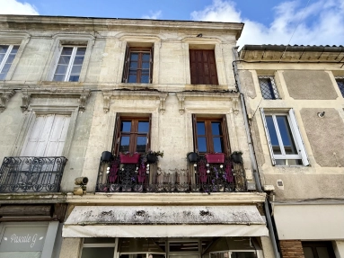 Renovated Townhouse with Commercial Space in Sainte Foy la Grande for sale for 135,000&euro; in Gironde, Aquitaine