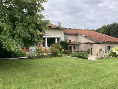 Superb five bedroom house with swimming pool for sale for 270,000&euro; in Charente, Poitou-Charentes