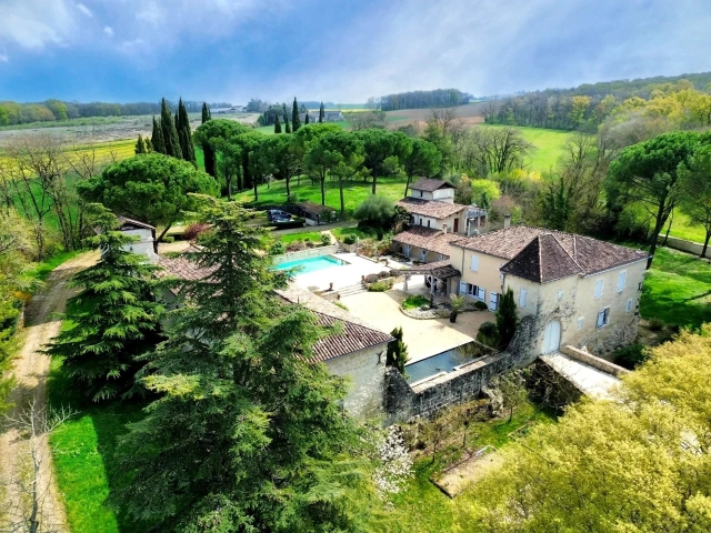 7 Bedroom(s) - 7 Bathroom(s) - 16,390m² land for sale in Lot-et-Garonne, Aquitaine, France - FrenchPropertyPortal.com Magnificent 12th-Century Château – Meticulously Restored Historic Estate with Luxurious Features for sale for 1,049,725€ in Lot-et-Garonne, Aquitaine