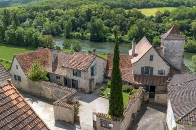 5 Bedroom(s) - 5 Bathroom(s) - 85,484m² land for sale in Lot, Midi-Pyrénées, France - FrenchPropertyPortal.com Unique and splendid 5 bedroomed château dating from 16th C, with pool, 8ha and uninterrupted views over the river Lot for sale for 772,000€ in Lot, Midi-Pyrénées