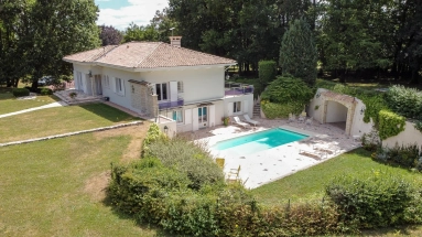 Spacious modern house with beautiful pool and large outbuilding for sale for 434,600&euro; in Charente, Poitou-Charentes