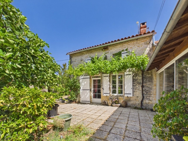 Spacious Family Home with 5 Bedrooms, Large Garden for sale for 265,000&euro; in Charente, Poitou-Charentes