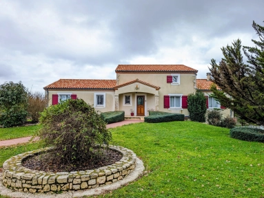 Lovely 5-bed villa with pool and 2 garages, 25 mins from Agen for sale for 448,800&euro; in Lot-et-Garonne, Aquitaine
