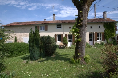 Traditional Stone village house for sale for 189,000&euro; in Charente, Poitou-Charentes