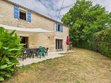 4 Bedroom(s) - 2 Bathroom(s) - 1,000m² land for sale in Charente-Maritime, Poitou-Charentes, France - FrenchPropertyPortal.com Coastal village house for sale for 299,999€ in Charente-Maritime, Poitou-Charentes