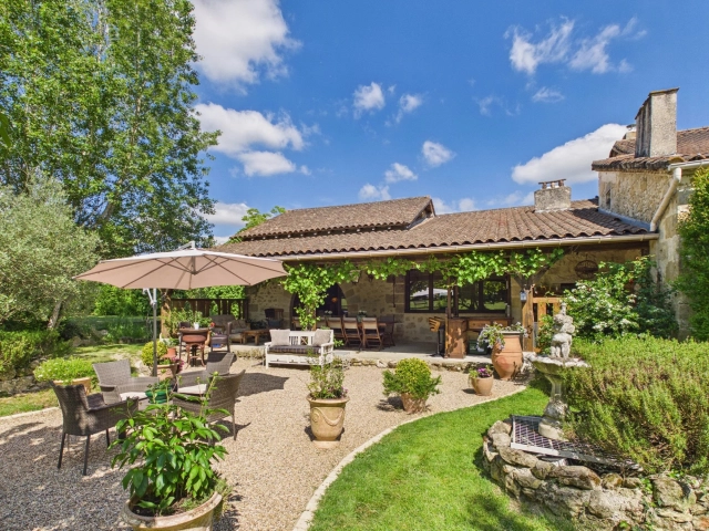 6 Bedroom(s) - 5 Bathroom(s) - 3,136m² land for sale in Lot-et-Garonne, Aquitaine, France - FrenchPropertyPortal.com Gorgeous Medieval Home with Guest Annex in Village close to Lauzun for sale for 583,000€ in Lot-et-Garonne, Aquitaine