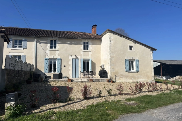 4 Bedroom(s) - 2 Bathroom(s) - 705m² land for sale in Charente, Poitou-Charentes, France - FrenchPropertyPortal.com Renovated 3-4 bed character property for sale for 199,500€ in Charente, Poitou-Charentes