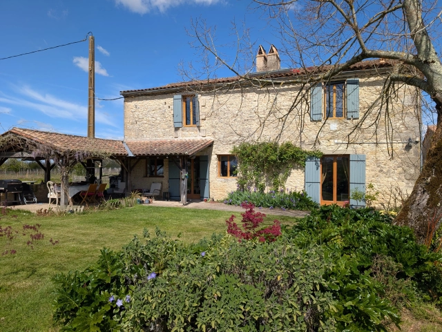 5 Bedroom(s) - 3 Bathroom(s) - 39,738m² land for sale in Lot-et-Garonne, Aquitaine, France - FrenchPropertyPortal.com Lovely three-bedroom home with two gîtes and paddocks for sale for 482,300€ in Lot-et-Garonne, Aquitaine