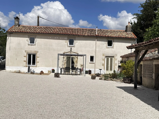 4 Bedroom(s) - 3 Bathroom(s) - 8,518m² land for sale in Charente, Poitou-Charentes, France - FrenchPropertyPortal.com Rural living close to amenities for sale for 288,900€ in Charente, Poitou-Charentes